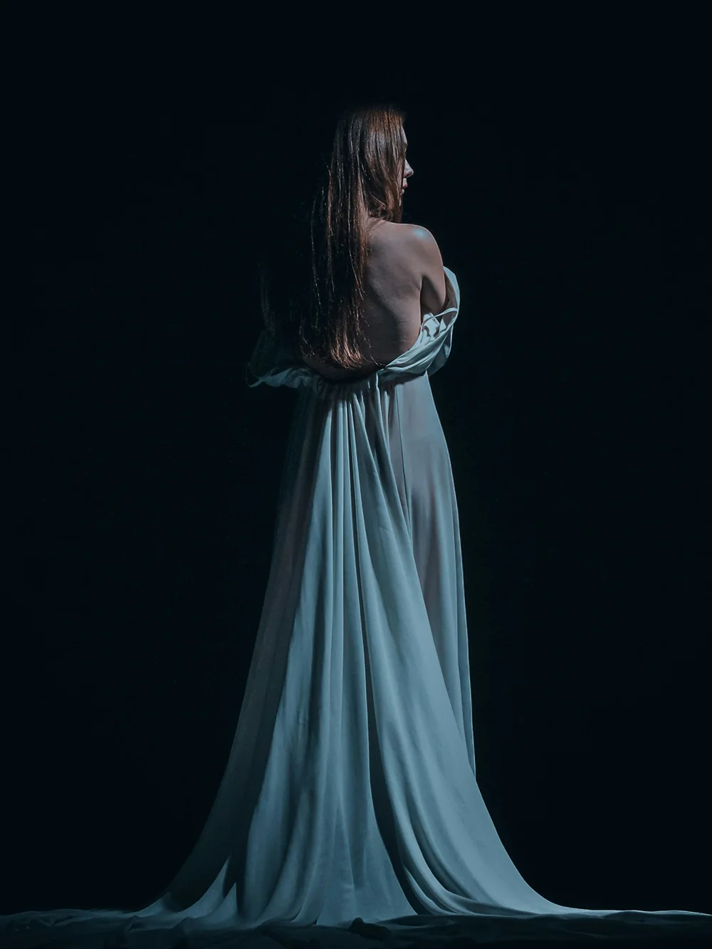 Drapiertes Chiffonkleid, von hinten fotografiert