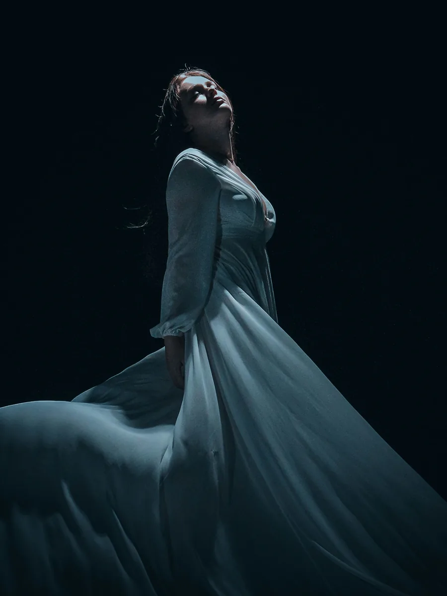 Ondine — Griechische Säule mit Cape