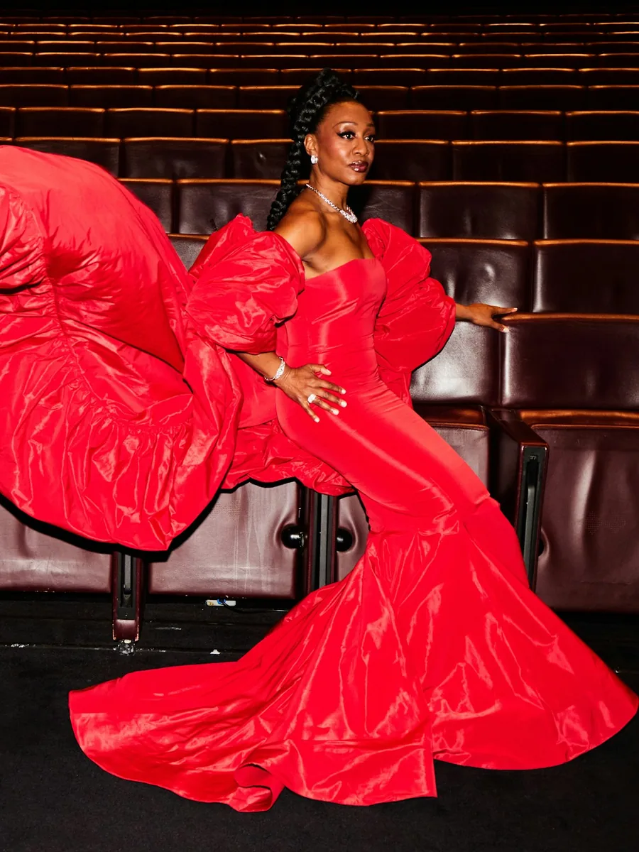 Scarlett — One-Shoulder mit dramatischem Ärmel